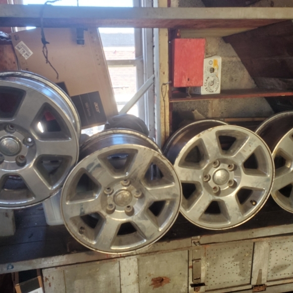 4 Factory Installed Rims-2006 Jeep Commander - Picture 4 of 6